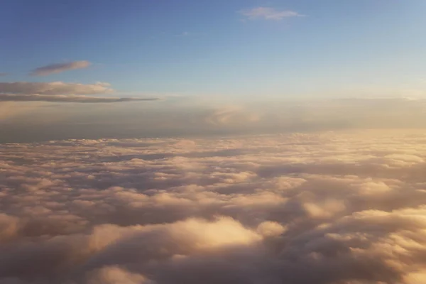 Coucher de soleil au-dessus des nuages paysage d'un voyage en avion — Photo