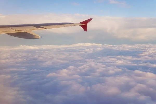 Puesta de sol sobre el paisaje de nubes desde un viaje en avión —  Fotos de Stock