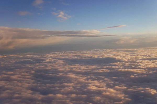 비행기 여행에서 구름 풍경 위에 일몰 — 스톡 사진