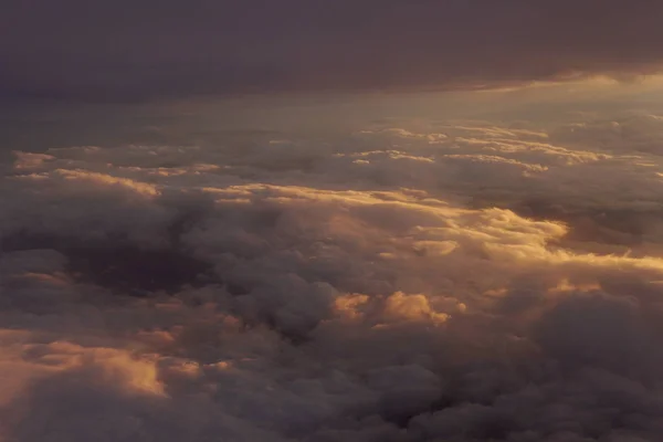 비행기 여행에서 구름 풍경 위에 일몰 — 스톡 사진