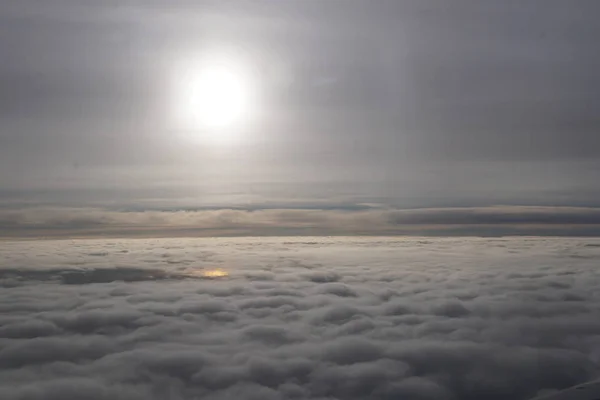 Захід сонця над хмарами пейзаж з літака подорожі — стокове фото
