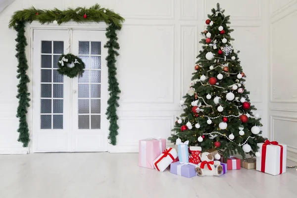Árbol de Navidad con regalos, Luces de guirnalda año nuevo — Foto de Stock