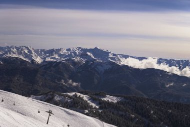 Resort dağ manzarası kar snowboard kayakçı Kayak
