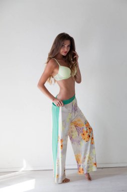 Güzel kadın esmer kadın yatak odasında iç çamaşırı portresi