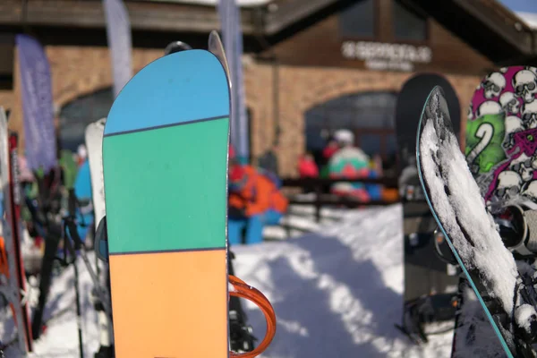 Esquís alpinos y tablas de snowboard en la estación de esquí de nieve vacaciones — Foto de Stock