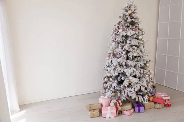 Albero di Natale ghirlanda luci nuovi regali di festa anno bianco decorazione domestica — Foto Stock