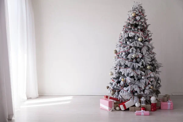 Arbre de Noël Guirlande lumières nouvel an cadeaux de vacances décor de maison blanc — Photo