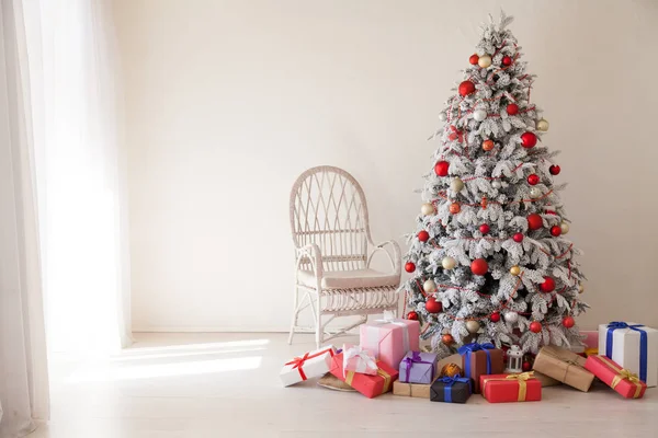 Choinka Garland światła prezenty na nowy rok wakacje biały wystrój domu — Zdjęcie stockowe
