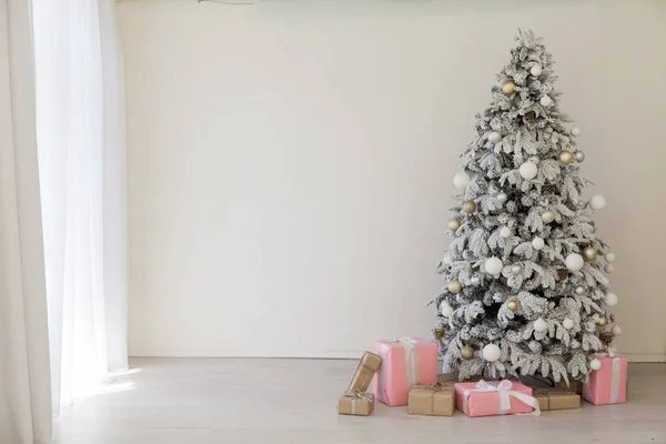 新年圣诞树与礼物节日装饰冬季加兰 — 图库照片