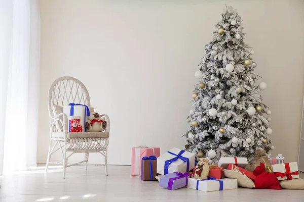 Capodanno Albero di Natale con regali vacanze arredamento inverno ghirlanda — Foto Stock