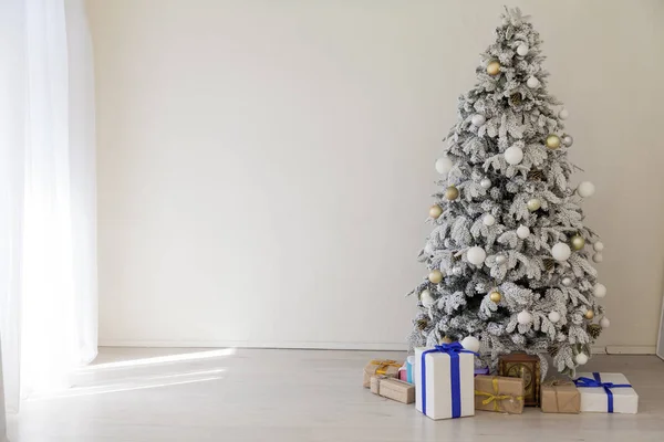 Árvore de Natal ano novo com presentes decoração de férias inverno guirlanda — Fotografia de Stock