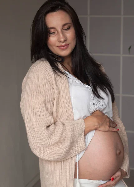 美しい妊娠中の女性の肖像画は、家族の幸せを属 — ストック写真