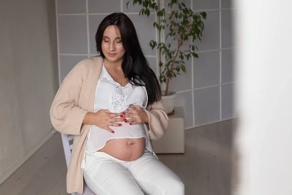 Schöne schwangere Frau Porträt Gattungen Familienglück — Stockfoto