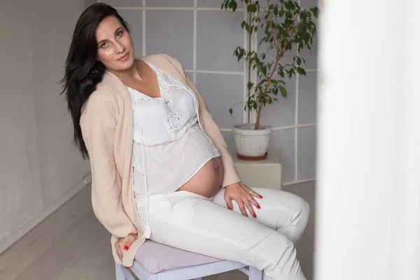 Vacker gravid kvinna stående släkten familj lycka — Stockfoto