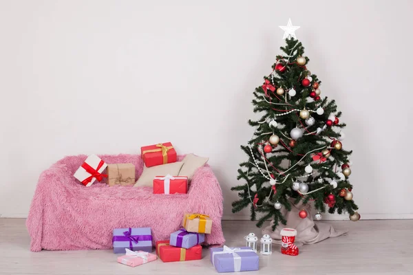 Interiér domu vánoční stromeček nový rok dovolená dárky zimní výzdoba — Stock fotografie