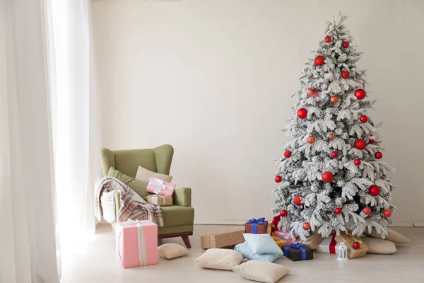 Choinka Garland światła prezenty na nowy rok wakacje biały wystrój domu — Zdjęcie stockowe