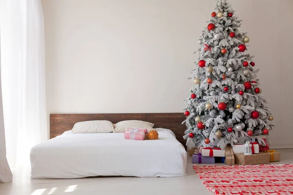 Winter Weihnachten Hintergrund Bett Schlafzimmer Baum Urlaub Geschenke neues Jahr — Stockfoto