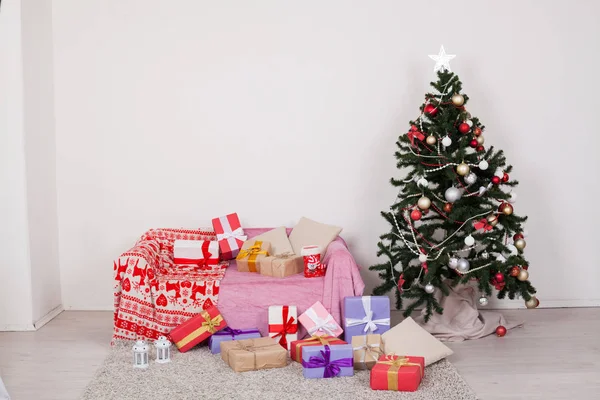 Zimowe prezenty na wakacje nowy rok Christmas Tree House wnętrza wystrój — Zdjęcie stockowe