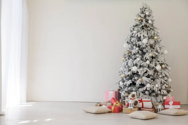 Árvore de Natal com presentes, luzes de grinalda ano novo — Fotografia de Stock