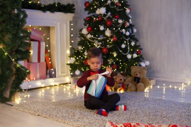 Çocuk Noel hediyeleri yeni yıl Noel ağacı Garland ışıkları açar