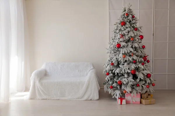 Boże Narodzenie wnętrza White Christmas tree prezenty nowy rok — Zdjęcie stockowe