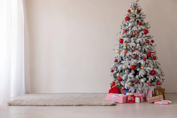 Natale interno bianco regali albero di Natale nuovo anno — Foto Stock