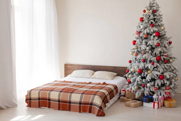 Zimní Vánoční pozadí postele ložnice strom dovolená dárky nový rok — Stock fotografie
