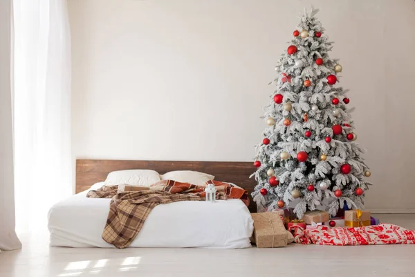 Invierno Navidad fondo cama dormitorio árbol vacaciones regalos año nuevo —  Fotos de Stock