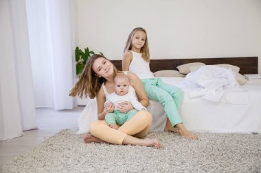 sabah üç kız kız yatak odasında yatağın üzerinde oynamak