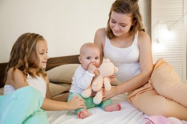 sabah üç kız kız yatak odasında yatağın üzerinde oynamak