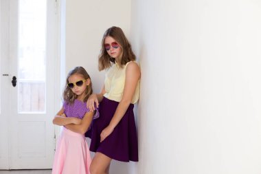 iki güzel kız kız kardeş elbiseler moda portre ailesi