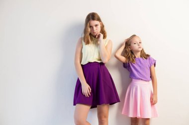 iki güzel kız kız kardeş elbiseler moda portre ailesi