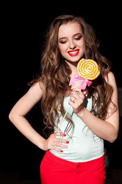 Bella donna mangia dolci caramelle caramelle caramelle caramelle gustosi — Foto Stock