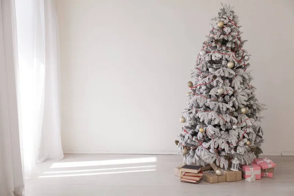 Noel arka plan yılbaşı ağacı Yılbaşı hediyeleri dekor dekorasyon kış tatil — Stok fotoğraf