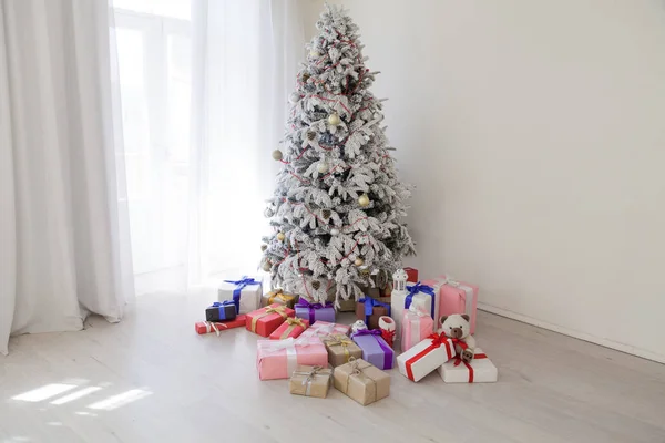 Kerstboom Garland lichten Nieuwjaars geschenken Vakantiewoningen witte huis decor — Stockfoto