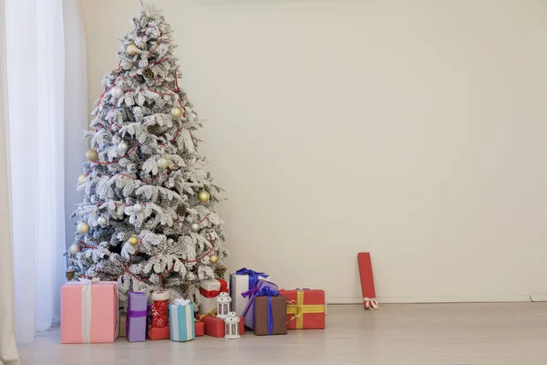 圣诞树加兰灯新年礼物节日白宫装饰 — 图库照片