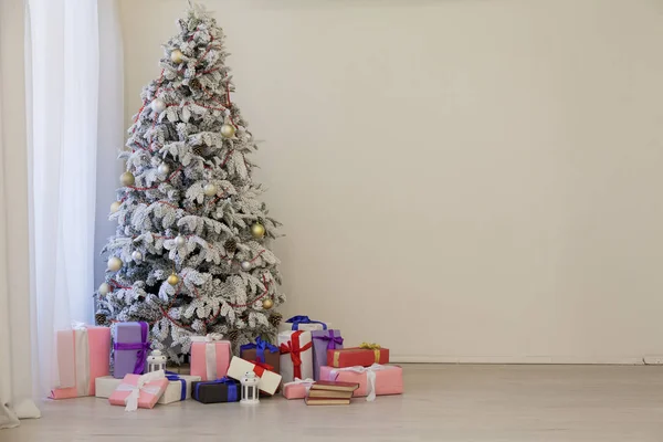 Karácsonyfa ajándékokkal, Garland fények újév — Stock Fotó