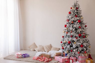 Noel ağacı ev iç Yılbaşı tatil hediyeler kış dekor