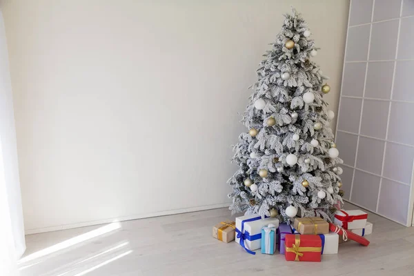 Noel arka plan Christmas dekorasyon oyuncaklar kar taneleri hediyeler — Stok fotoğraf