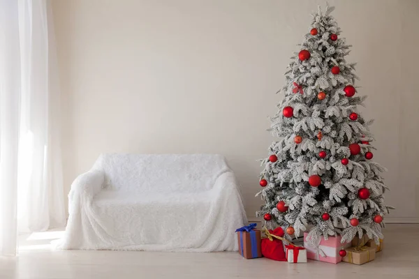 Christmas Tree hus invändigt nytt år holiday gåvor vintern inredning — Stockfoto
