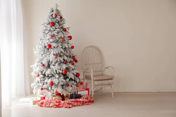 Christmas Tree House belső újévi ünnep ajándékok téli díszítéssel — Stock Fotó