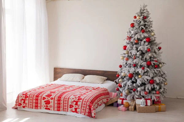 Invierno Navidad fondo cama dormitorio árbol vacaciones regalos año nuevo —  Fotos de Stock