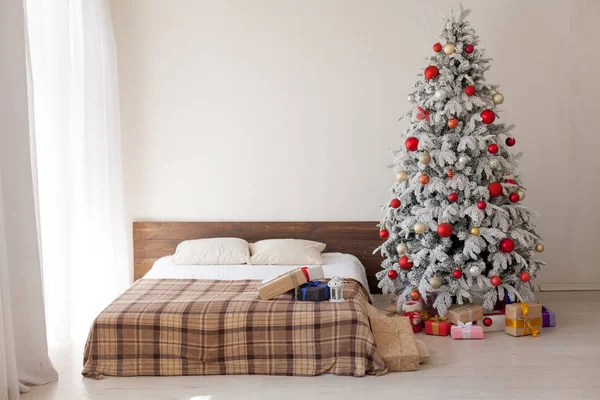 Inverno Natale sfondo letto camera da letto albero vacanza regali nuovo anno — Foto Stock