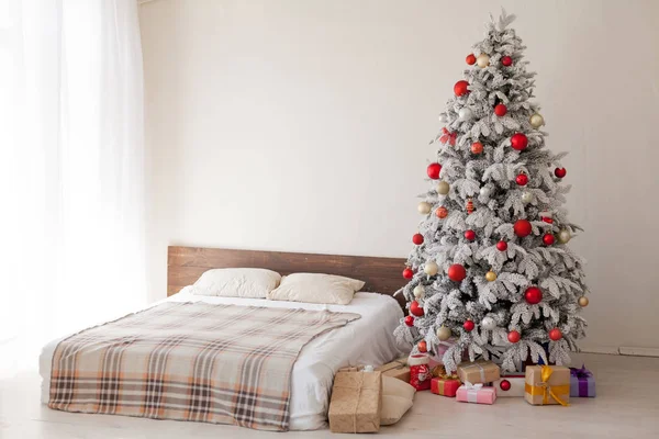 Winter Kerstmis achtergrond bed slaapkamer boom vakantie geschenken Nieuwjaar — Stockfoto