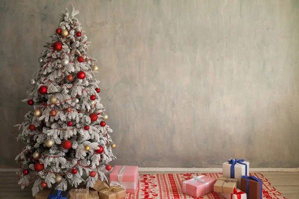 Árbol de Navidad Guirnalda luces año nuevo regalos de vacaciones decoración blanca —  Fotos de Stock