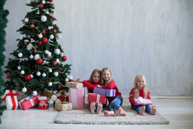 Üç kızlar açar yeni yıl Noel ağacı Garland Noel hediyeleri
