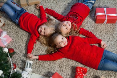 Üç kızlar açar yeni yıl Noel ağacı Garland ışıkları Noel hediyeleri