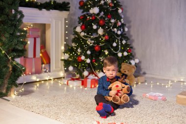 küçük çocuk Noel hediyeleri yeni yıl Noel ağacı Garland açar