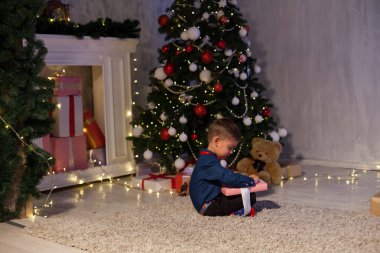 küçük çocuk Noel hediyeleri yeni yıl Noel ağacı Garland açar