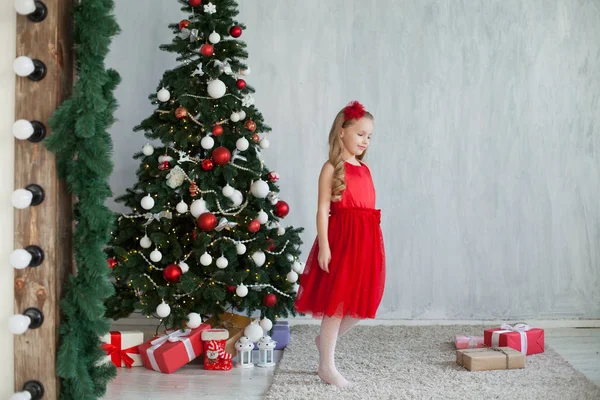小女孩打开圣诞礼物新年树 — 图库照片